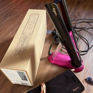 Dyson Coralle Hair Straightner Like New in Box. Travel Pouch and Charging Stand